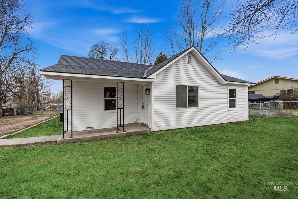 Photo of 2314 Hillcrest Ln, Caldwell, ID 83605 (MLS # 98973734)