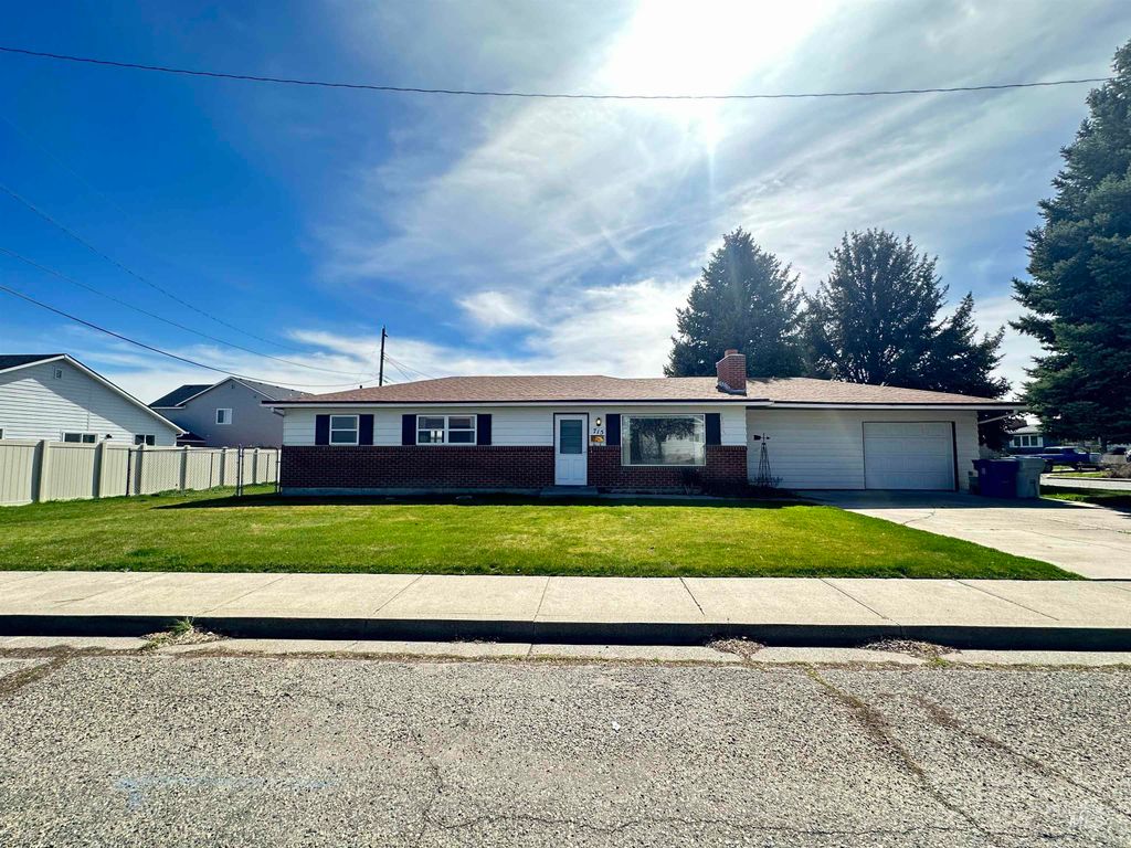 Photo of 715 E 19th N, Mountain Home, ID 83647 (MLS # 98978999)
