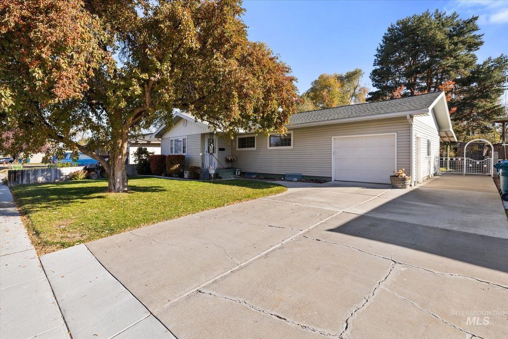 Photo of 980 N 6th E. St, Mountain Home, ID 83647 (MLS # 98966113)