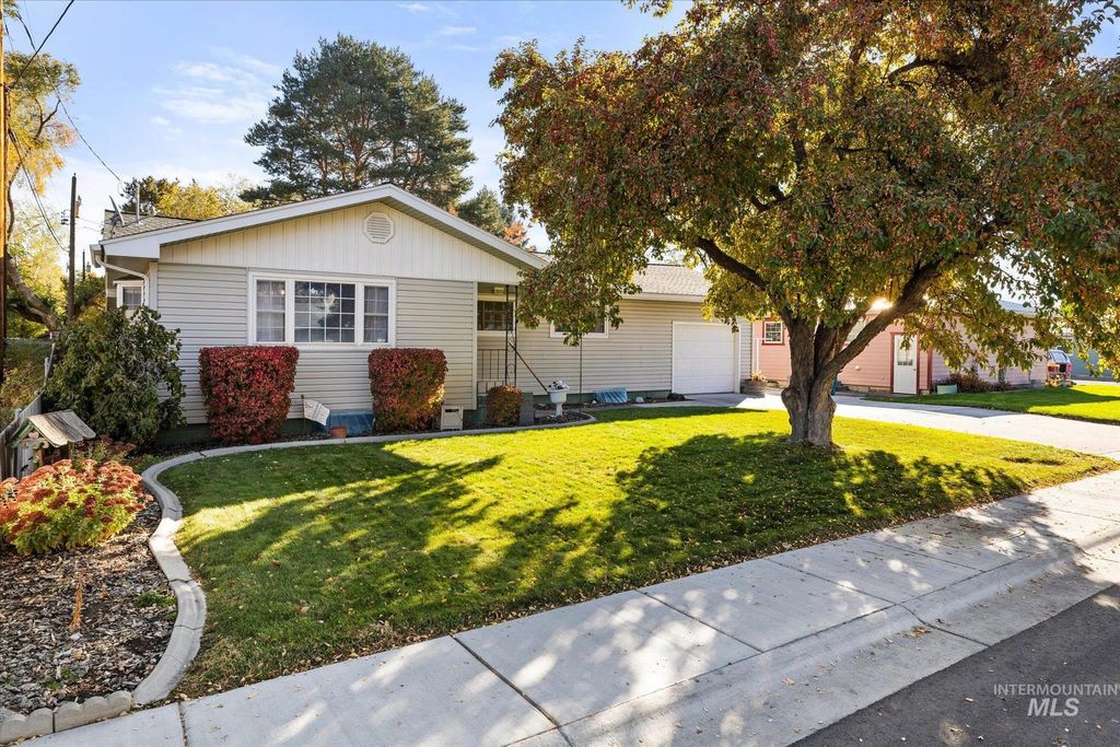 Photo of 980 N 6th E. St, Mountain Home, ID 83647 (MLS # 98966113)