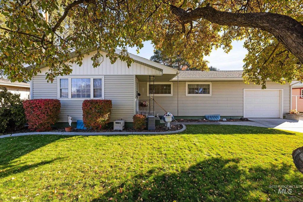 Photo of 980 N 6th E. St, Mountain Home, ID 83647 (MLS # 98966113)