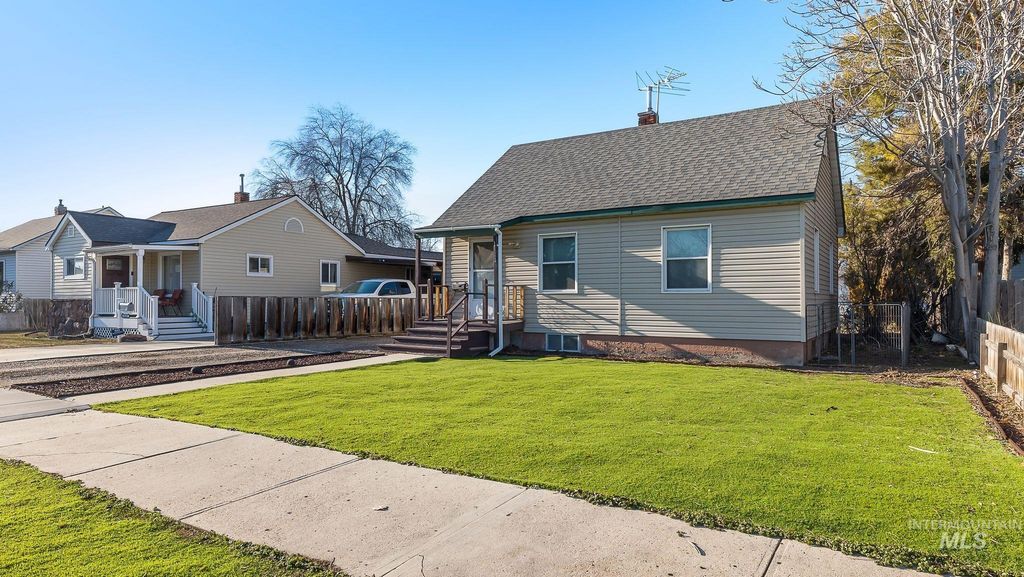 Photo of 1111 11th Ave S Ave, Nampa, ID 83651 (MLS # 98973538)