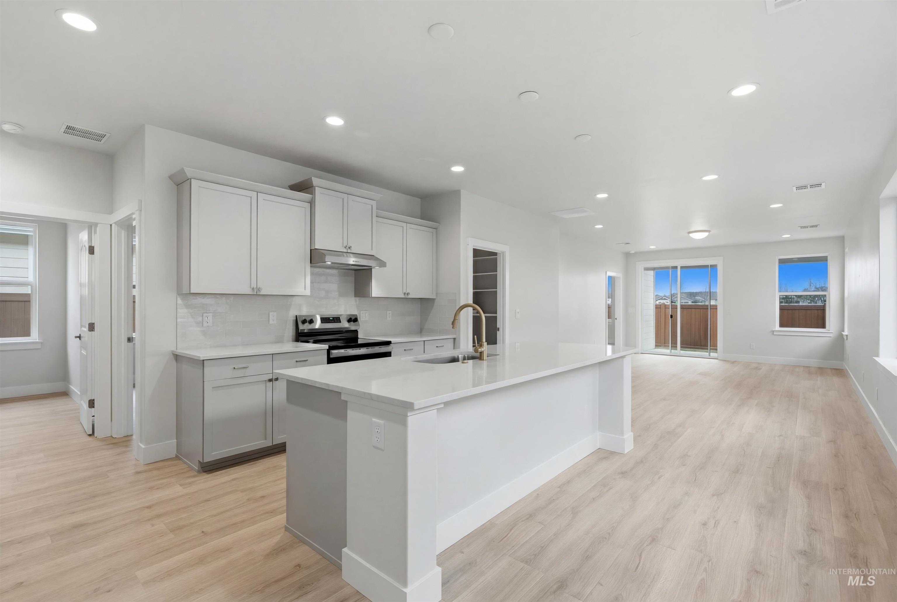 1415 E Prairiefire St