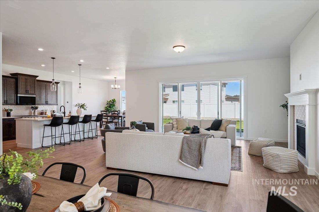 1073 W Paloma Ridge Dr