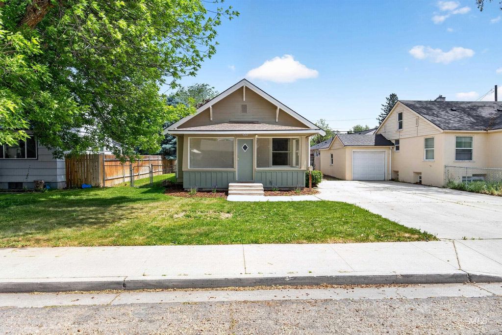 Photo of 320 S Elder St, Nampa, ID 83686 (MLS # 98986147)