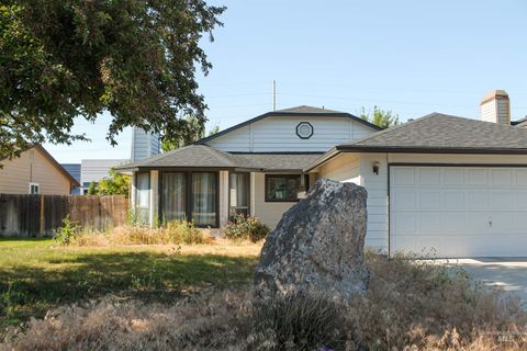 Photo of 1396 W Crest Wood Dr, Meridian, ID 83642 (MLS # 98950726)