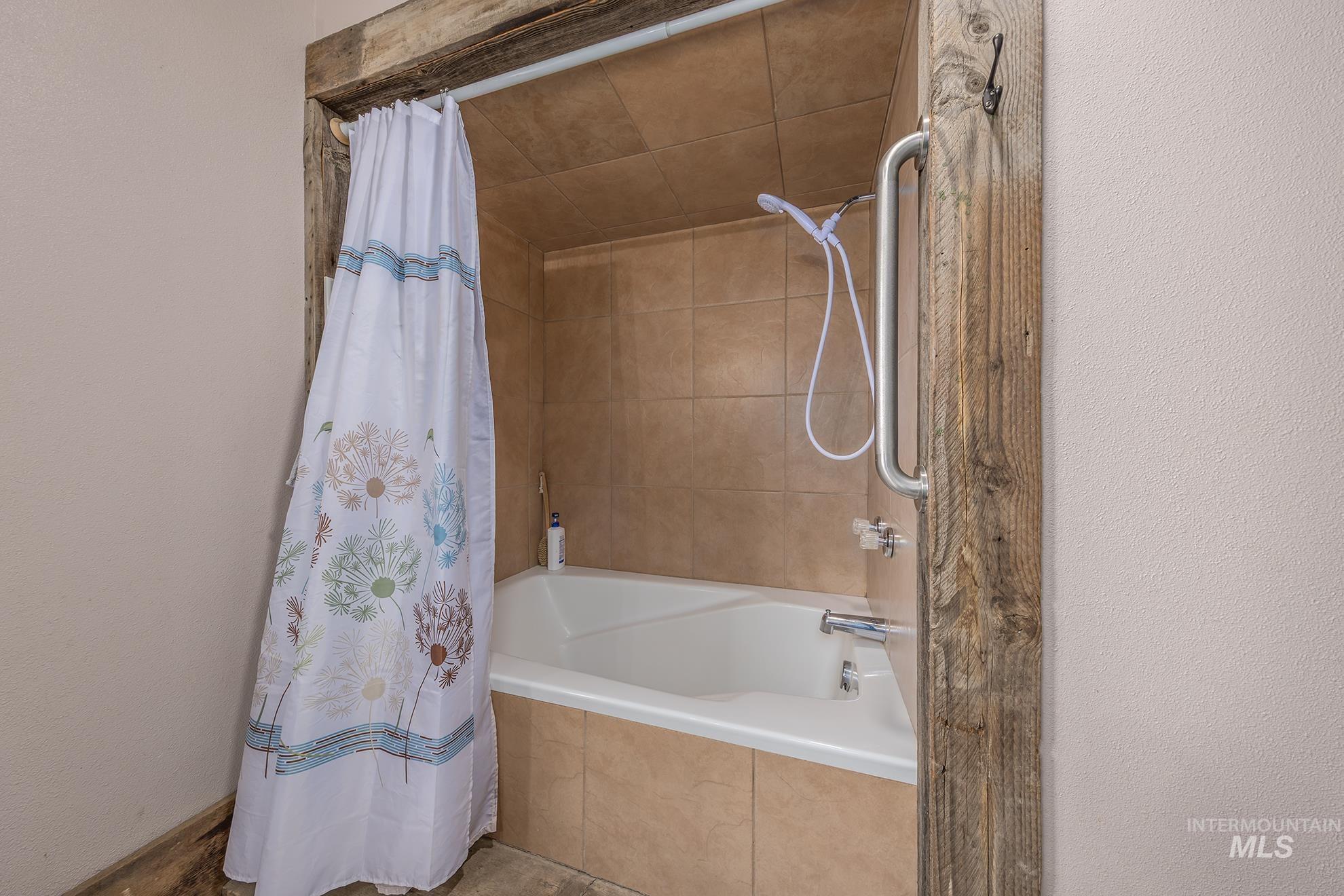 Bathroom with tiled shower / bath