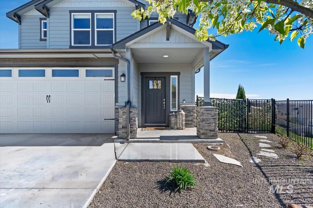 Photo of 10757 W Thimbleberry Ct, Star, ID 83669 (MLS # 98981590)
