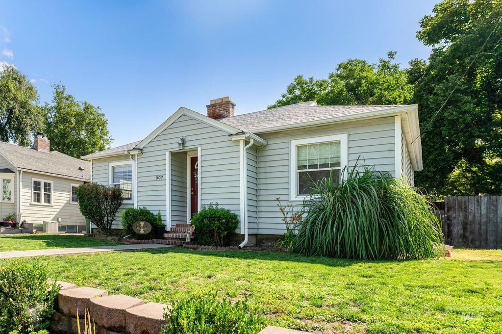 Photo of 907 3rd St, Lewiston, ID 83501 (MLS # 98951221)