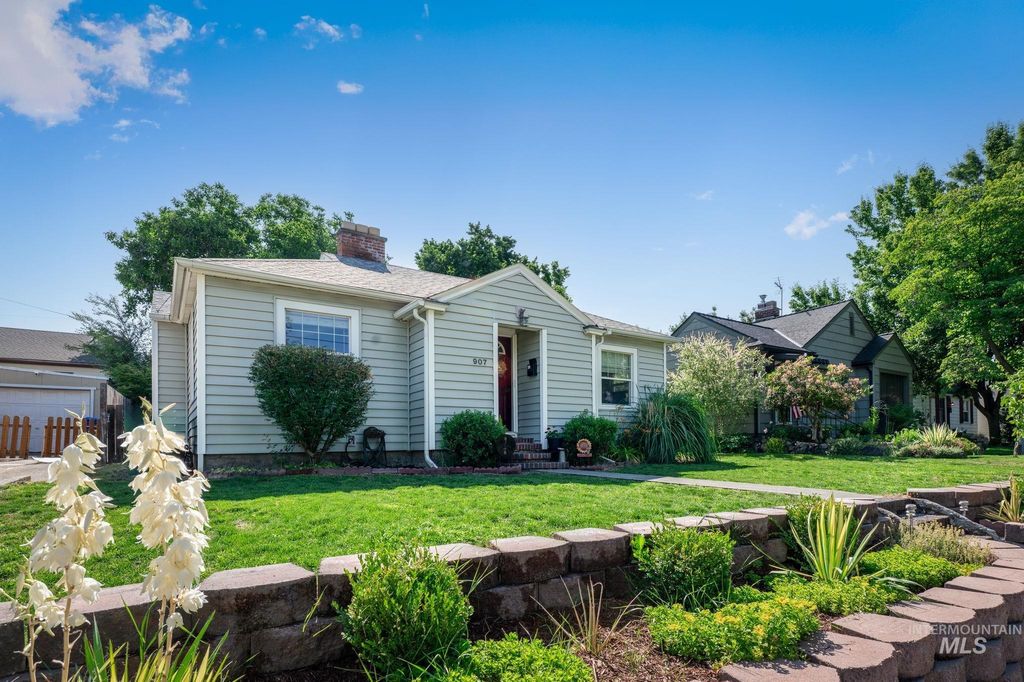 Photo of 907 3rd St, Lewiston, ID 83501 (MLS # 98951221)