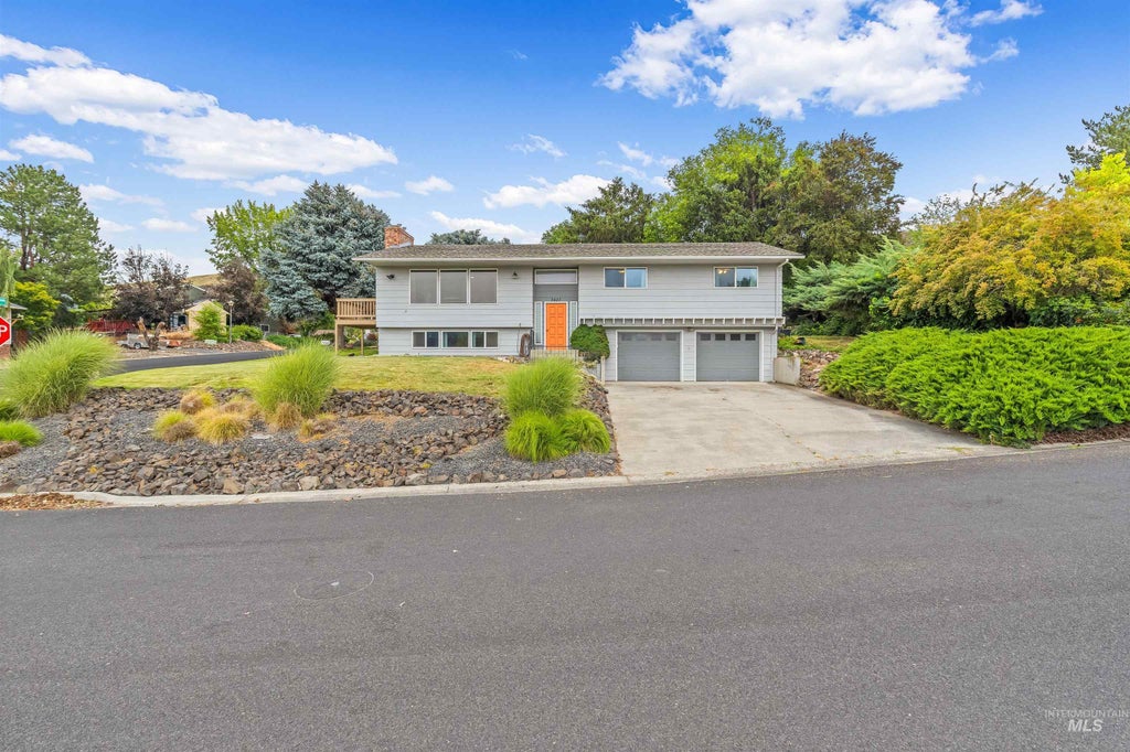 Photo of 3427 Syringa Dr, Lewiston, ID 83501 (MLS # 98992091)