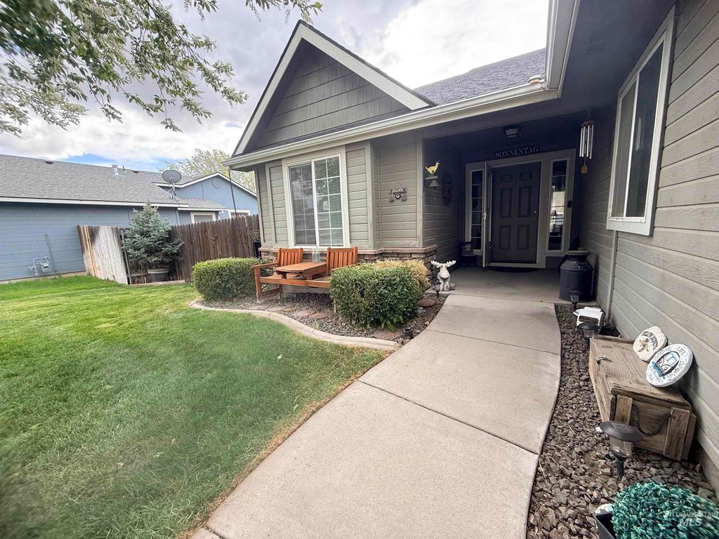 Photo of 1401 N 14th E, Mountain Home, ID 83647 (MLS # 98982572)