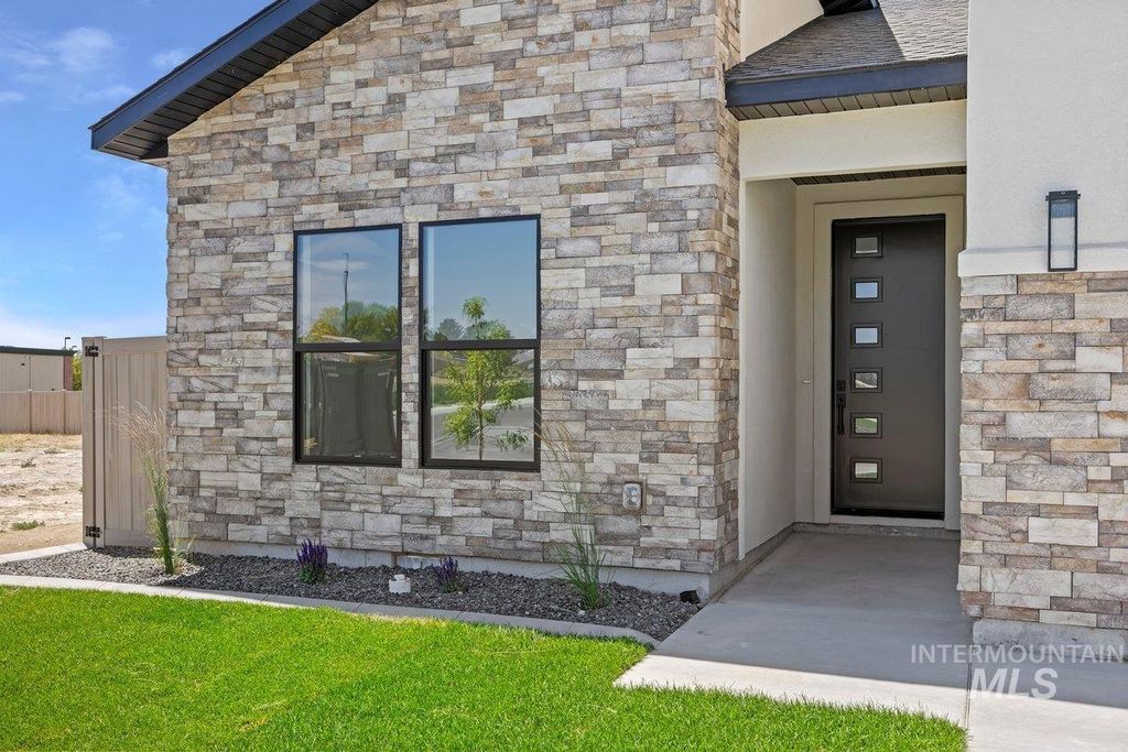 Photo of 517 Canyon Falls Dr, Twin Falls, ID 83301 (MLS # 98953254)