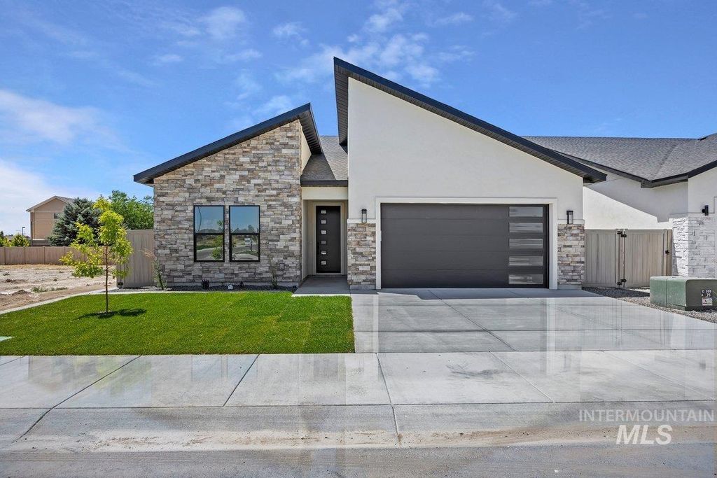 Photo of 517 Canyon Falls Dr, Twin Falls, ID 83301 (MLS # 98953254)