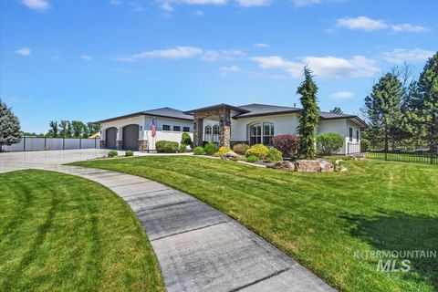 Photo of 2036 N Bella Strada Way, Eagle, ID 83616 (MLS # 98985379)