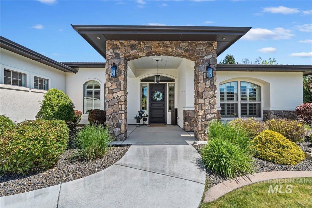 Photo of 2036 N Bella Strada Way, Eagle, ID 83616 (MLS # 98985379)