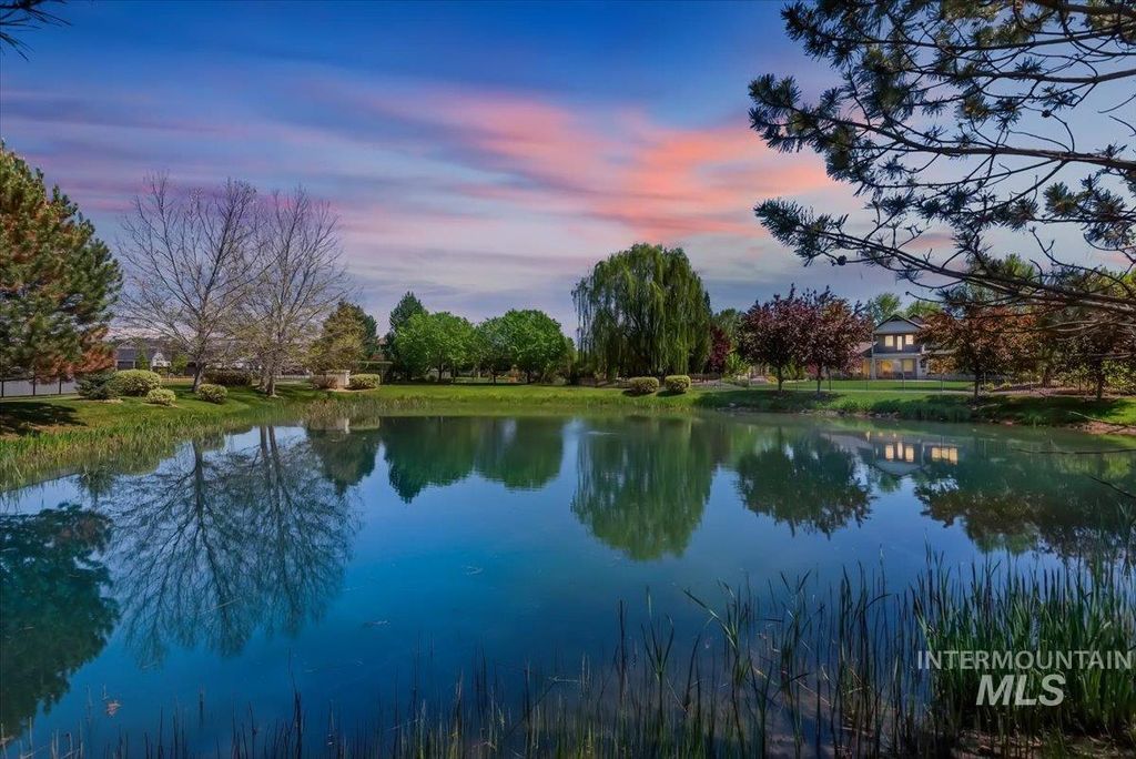 Photo of 2036 N Bella Strada Way, Eagle, ID 83616 (MLS # 98985379)