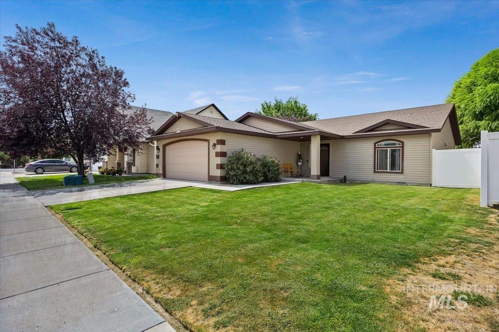 Photo of 615 Garnet St, Twin Falls, ID 83301 (MLS # 98998012)