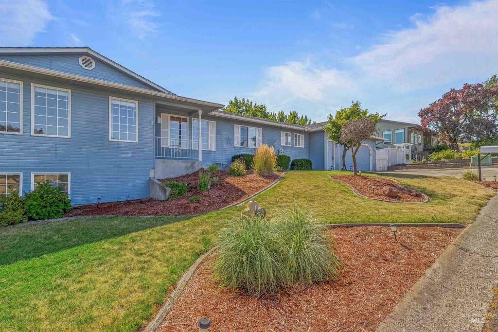 Photo of 2901 Knollcrest Drive, Lewiston, ID 83501 (MLS # 98997350)