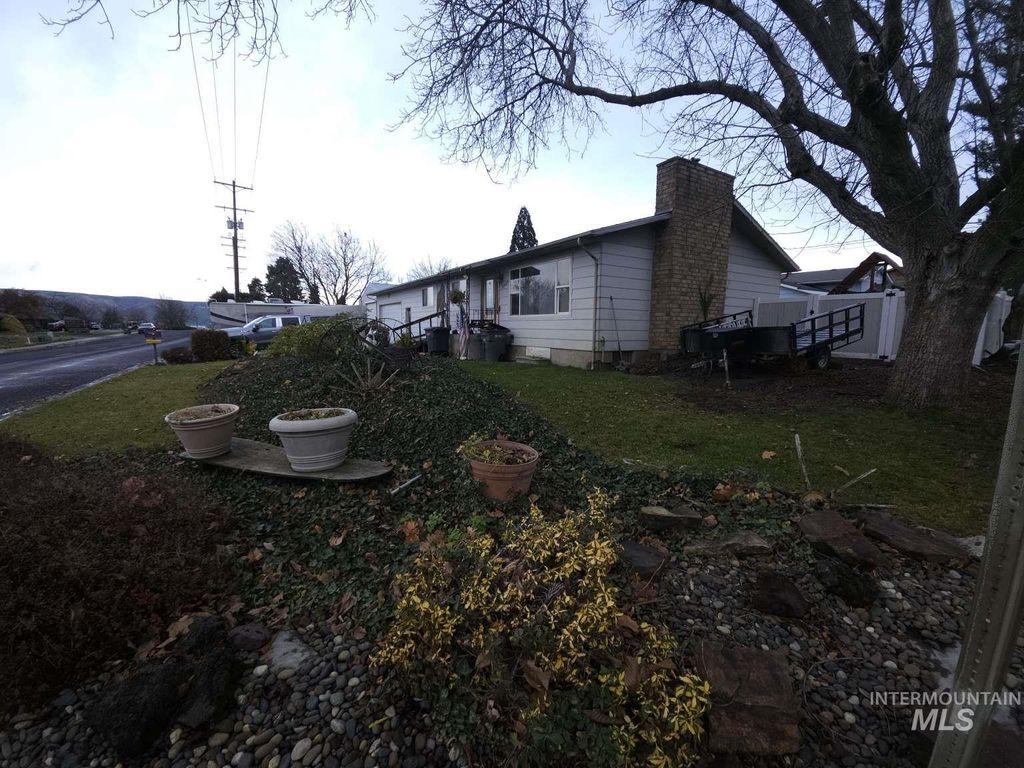 Photo of 3327 4th St, Lewiston, ID 83501 (MLS # 98969642)