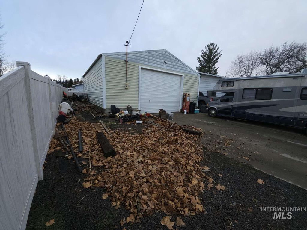 Photo of 3327 4th St, Lewiston, ID 83501 (MLS # 98969642)