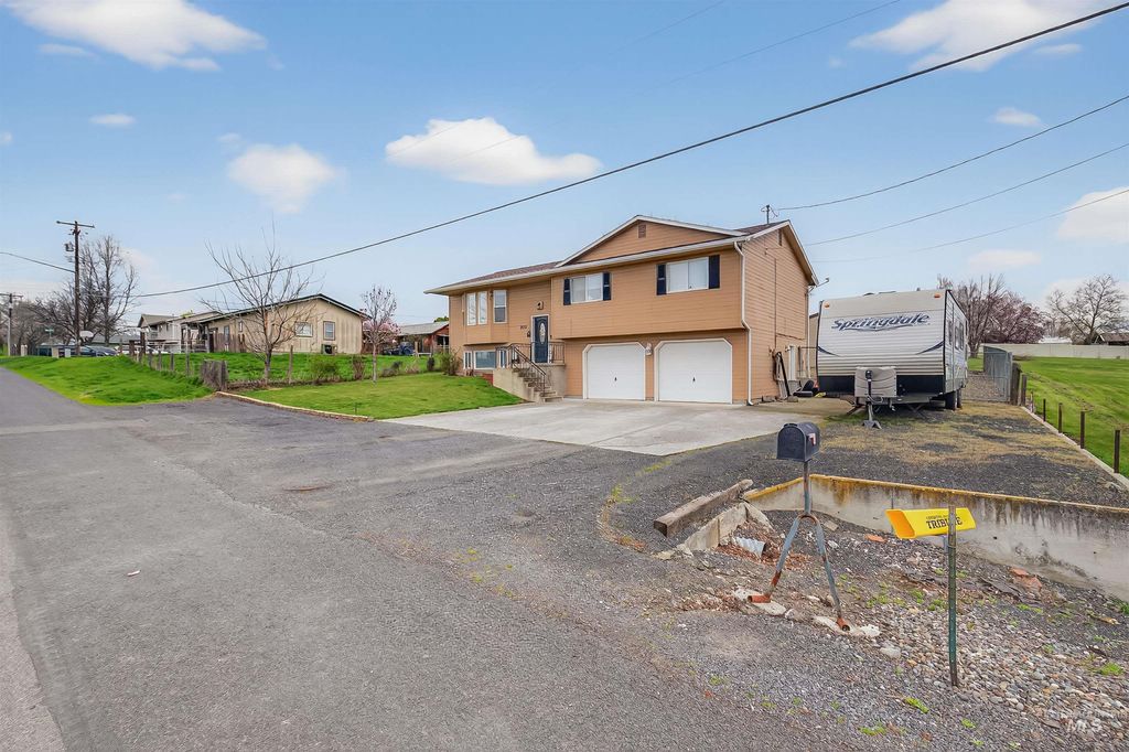 Photo of 3725 11th Street, Lewiston, ID 83501 (MLS # 98979290)