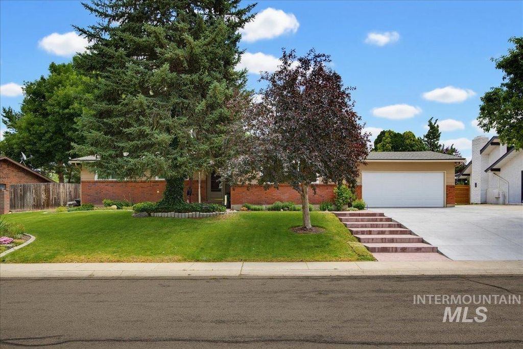 Photo of 5300 N Warrington Dr, Boise, ID 83704 (MLS # 98990332)