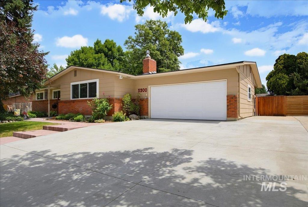 Photo of 5300 N Warrington Dr, Boise, ID 83704 (MLS # 98990332)