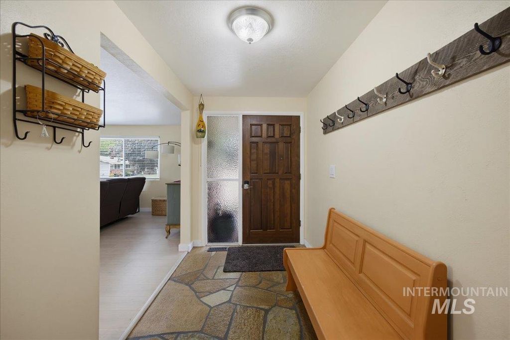 Photo of 5300 N Warrington Dr, Boise, ID 83704 (MLS # 98990332)
