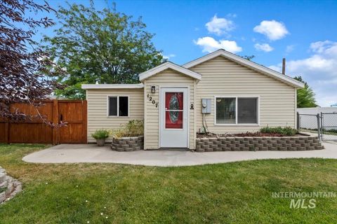 Photo of 1207 W Willow Ave, Nampa, ID 83651 (MLS # 98991001)