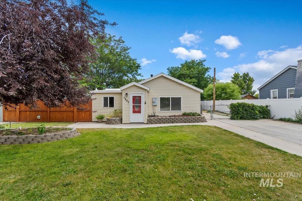 Photo of 1207 W Willow Ave, Nampa, ID 83651 (MLS # 98991001)
