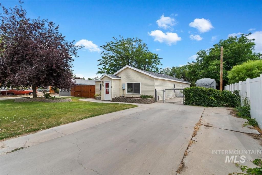 Photo of 1207 W Willow Ave, Nampa, ID 83651 (MLS # 98991001)