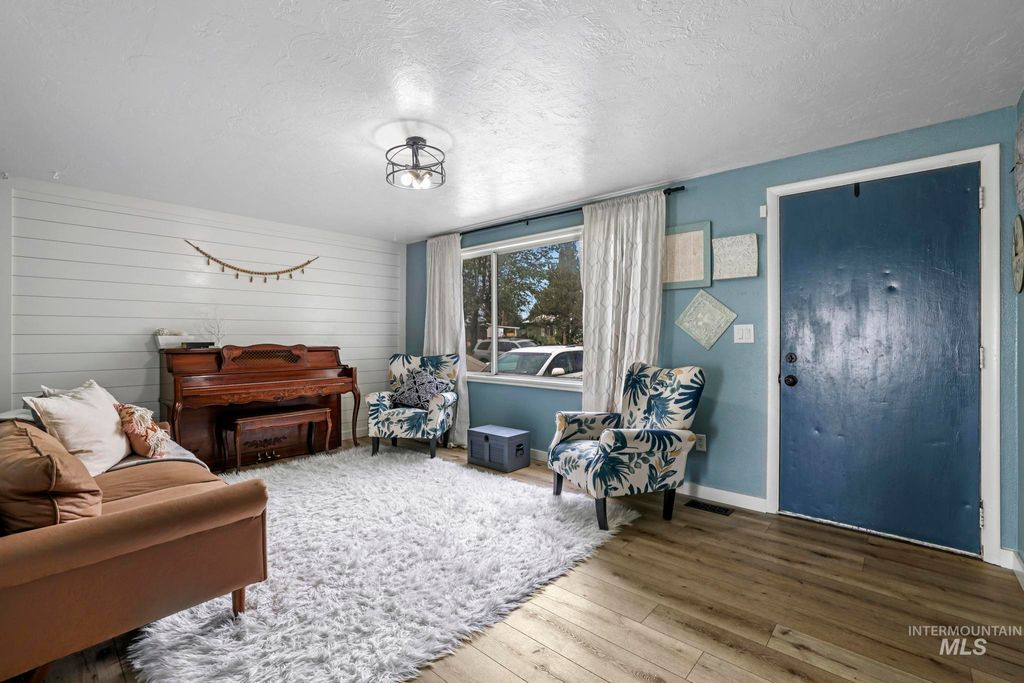 Photo of 531 Calico St, Hansen, ID 83334 (MLS # 98960506)