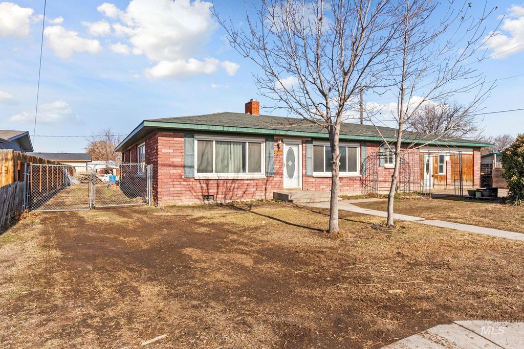 Photo of 544 W Falls Ave, Twin Falls, ID 83301 (MLS # 98973708)