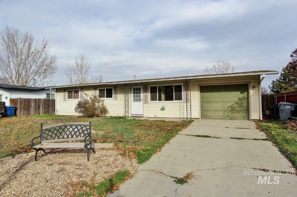 Photo of 924 S 20th St, Nampa, ID 83686 (MLS # 98968842)