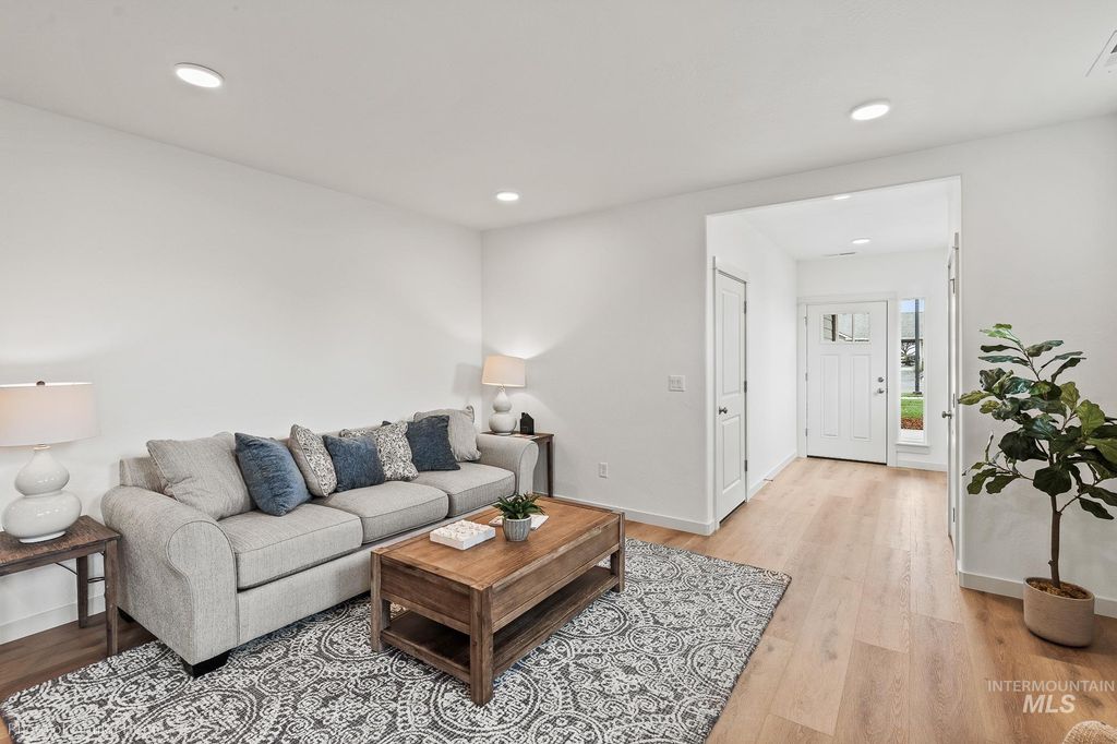 Photo of 712 SW Mendenhall St, Mountain Home, ID 83647 (MLS # 98976326)