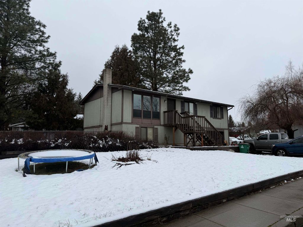 Photo of 871 N Eisenhower St, Moscow, ID 83843 (MLS # 98976148)