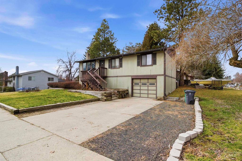 Photo of 871 N Eisenhower St, Moscow, ID 83843 (MLS # 98976148)