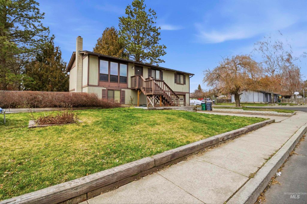 Photo of 871 N Eisenhower St, Moscow, ID 83843 (MLS # 98976148)