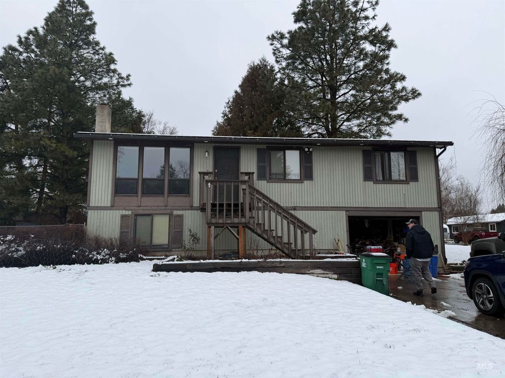 Photo of 871 N Eisenhower St, Moscow, ID 83843 (MLS # 98976148)
