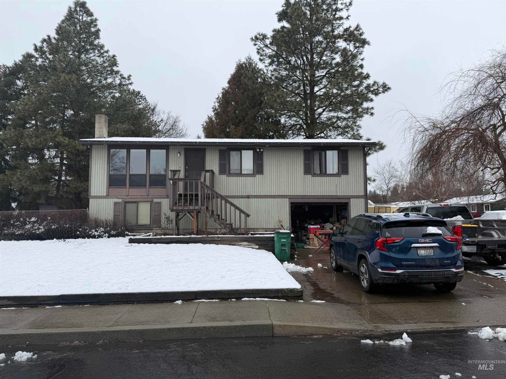 Photo of 871 N Eisenhower St, Moscow, ID 83843 (MLS # 98976148)