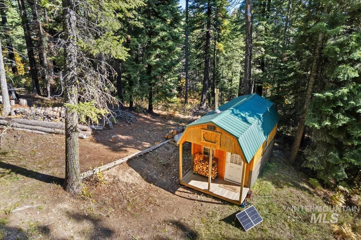 View of yard with an outdoor structure