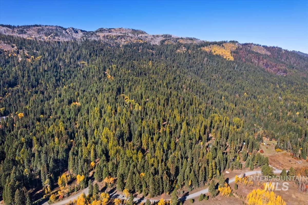 Aerial view of property's location featuring mountains