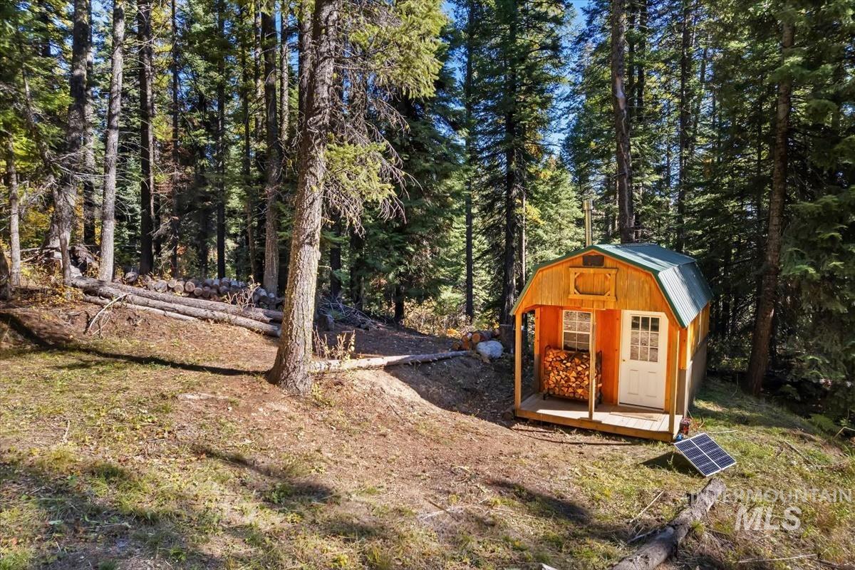View of yard featuring a storage shed