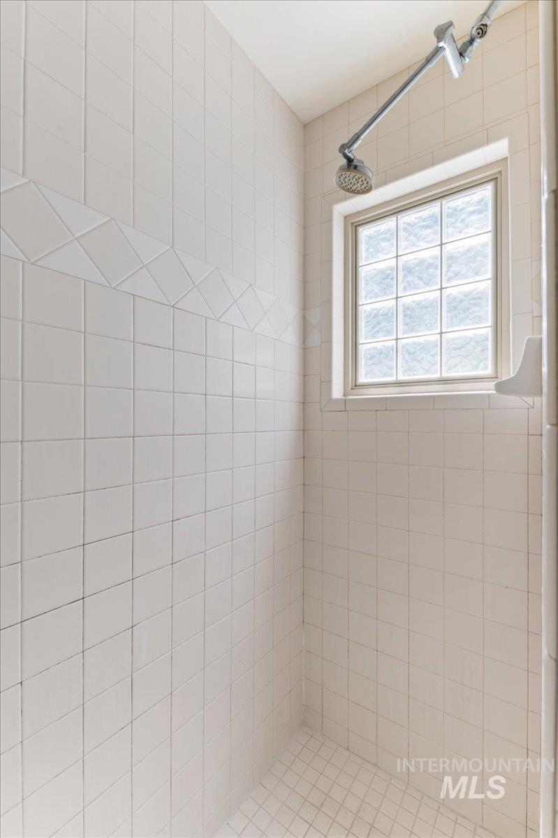Bathroom featuring tiled shower