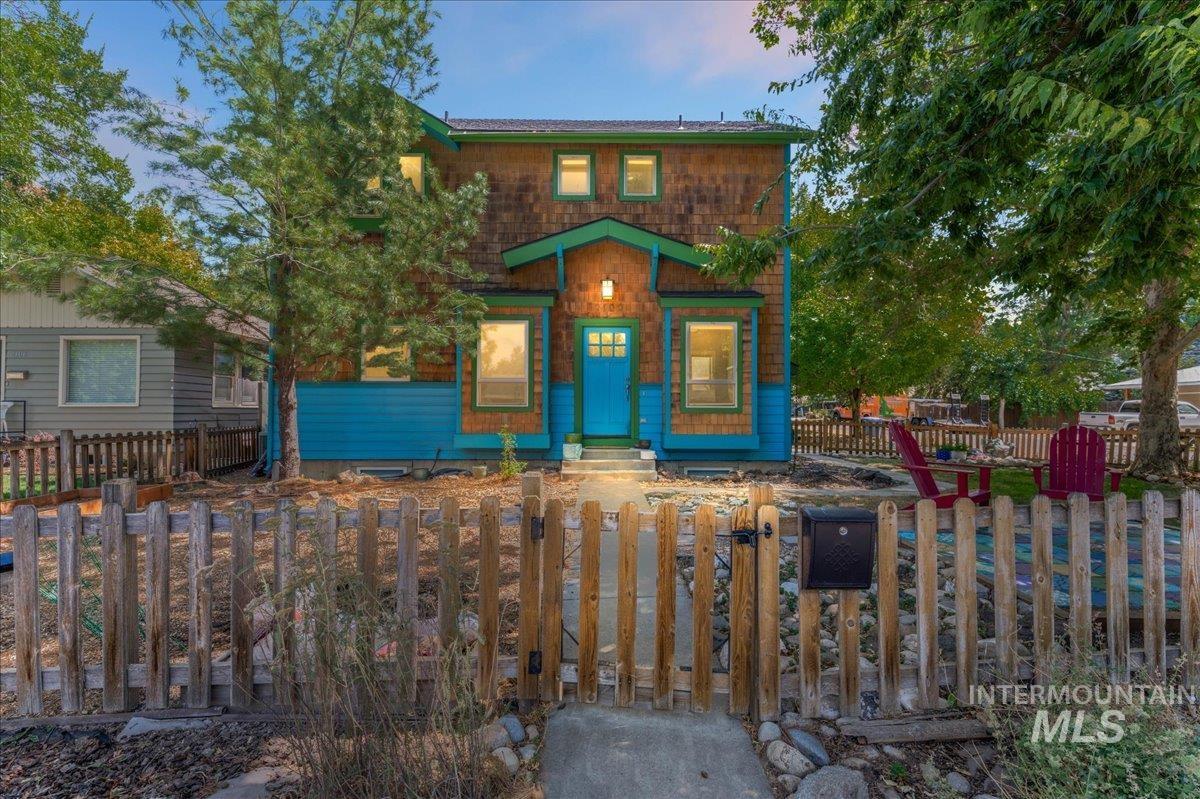 View of front facade featuring a fenced front yard