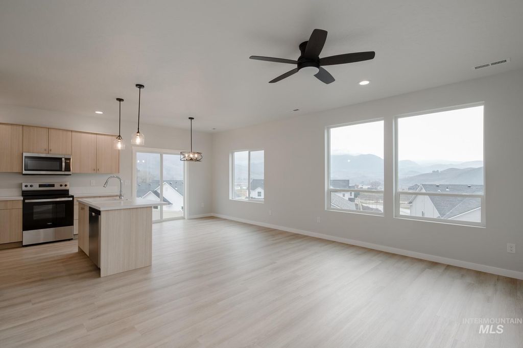 Photo of 944 Thunderbolt St, Mountain Home, ID 83647 (MLS # 98986235)