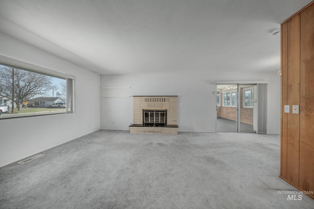 Photo of 647 NW 3rd Street, Ontario, OR 97914 (MLS # 98978684)