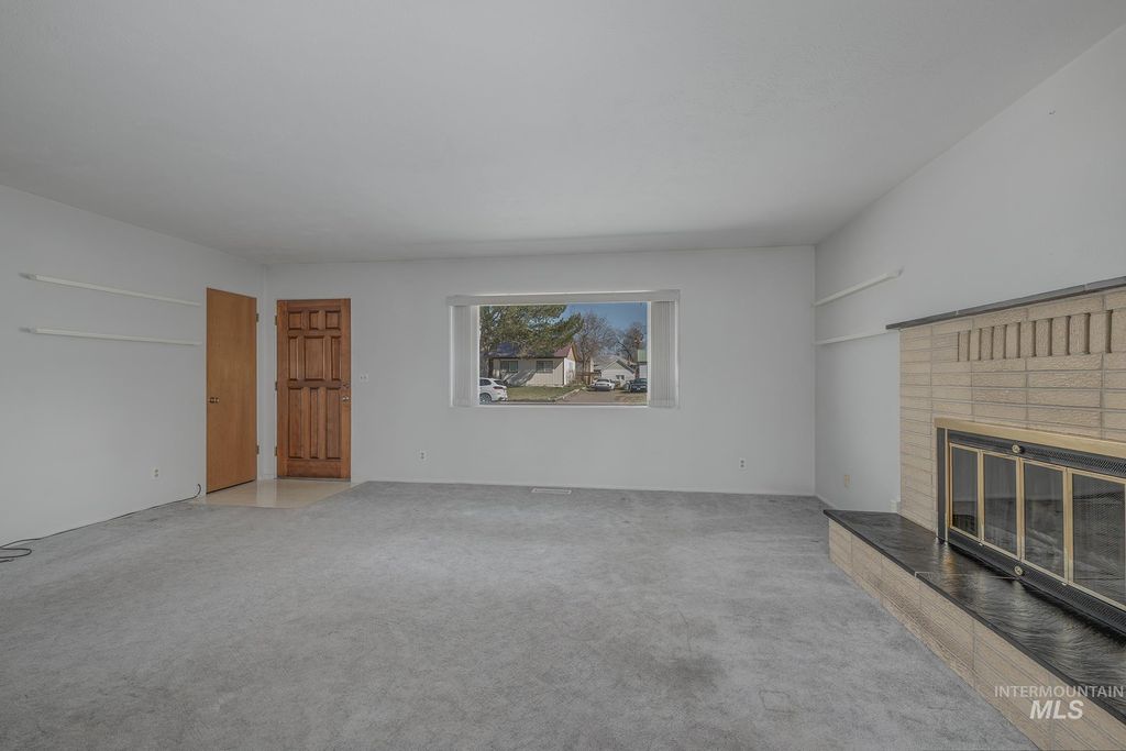 Photo of 647 NW 3rd Street, Ontario, OR 97914 (MLS # 98978684)