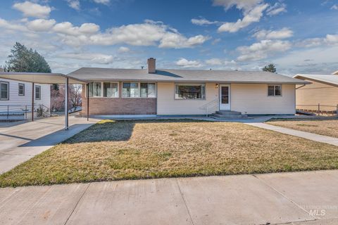 Photo of 647 NW 3rd Street, Ontario, OR 97914 (MLS # 98978684)